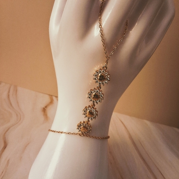 💥 Pretty Bird Hand Chain Bracelet with Crystal Accents - Adjustable (6"-8") - Picture 2 of 10